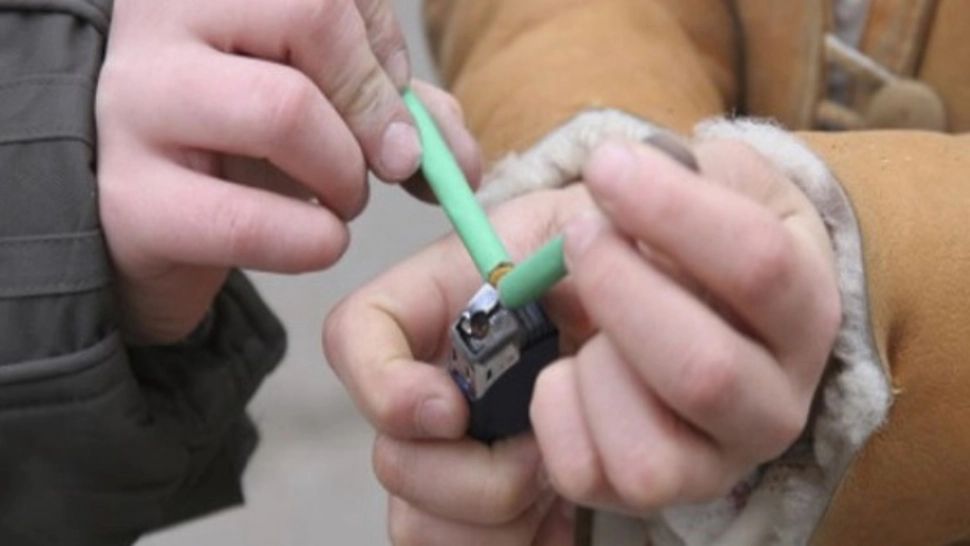 Doi copii de 8 şi 11 ani, răniţi după ce s-au jucat cu o petardă 