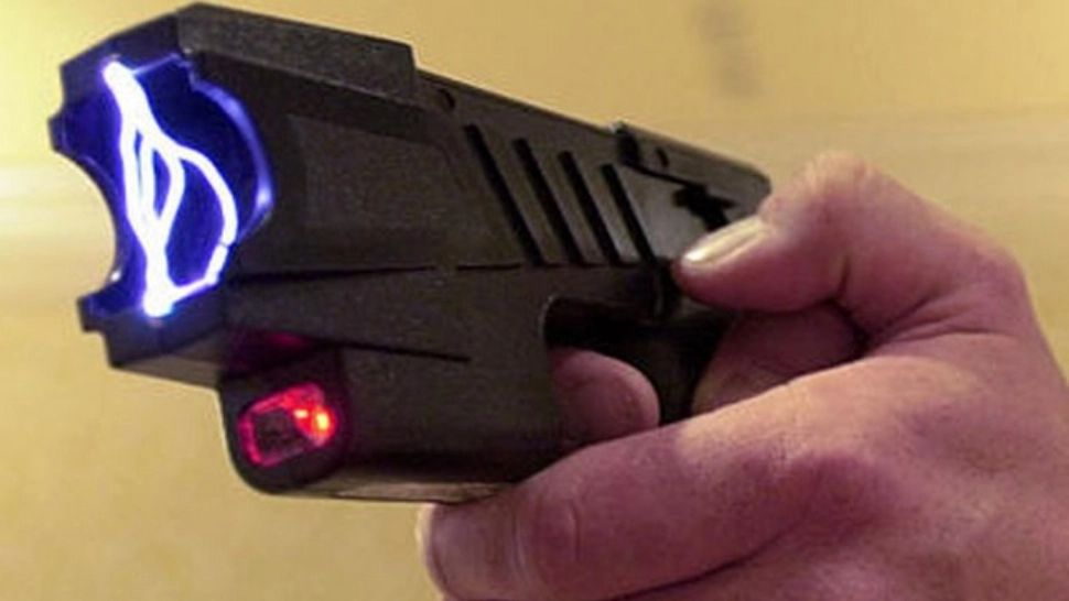 Panică în curtea unei biserici: un cerșetor îi amenința pe cei care refuzau să îi dea bani cu un dispozitiv cu electroșocuri