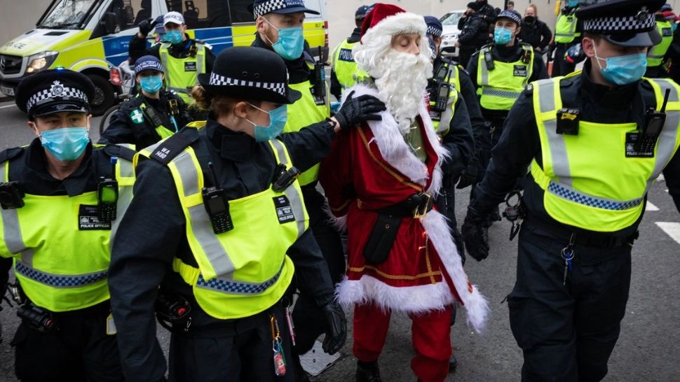 Moș Crăciun pe invers la Galați. N-a dat, a luat. Birourile Consiliului Județean, cotrobăite de hoți 