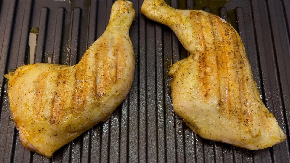 Pielea de pui, alimentul viitorului. De ce este bine să nu o arunci