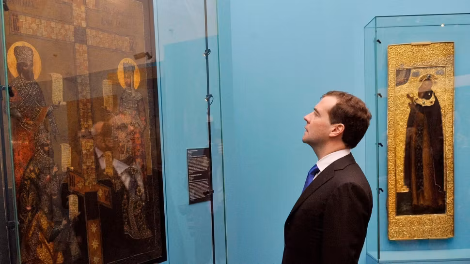 Dmitri Medvedev, baba Vanga de la Kremlin. Previziuni halucinante pentru noul an: Război civil în SUA, Elon  Musk președinte