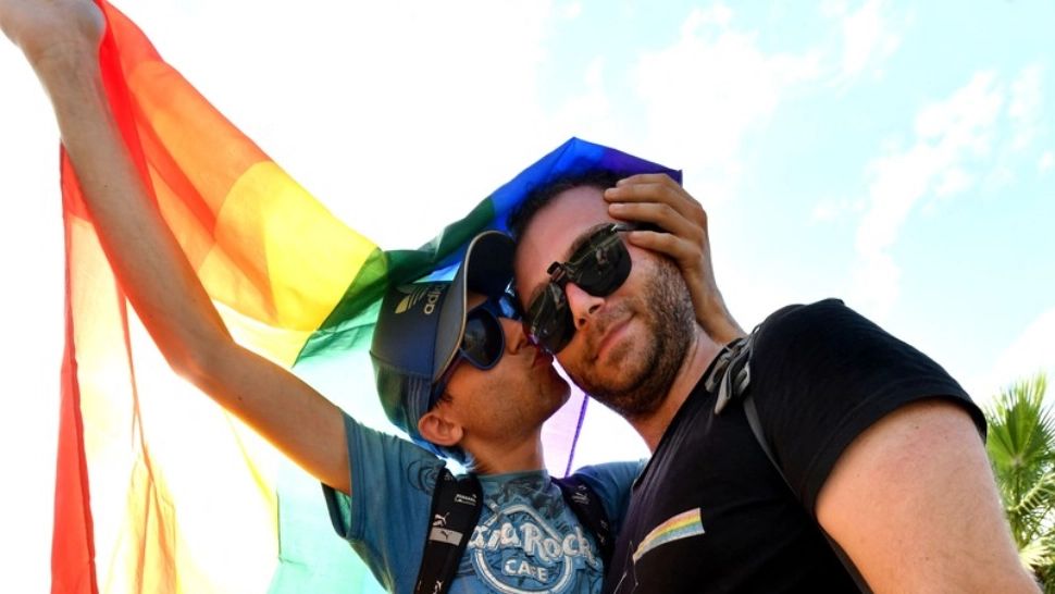 Comisia Europeană cere tuturor țărilor UE să recunoască statutul părinților homosexuali