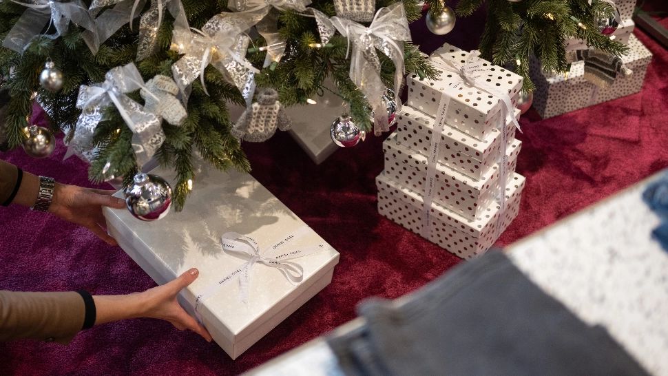 Câți bani au alocat românii pe cadourile de Crăciun. Suma este mai mică față de anii precedenți