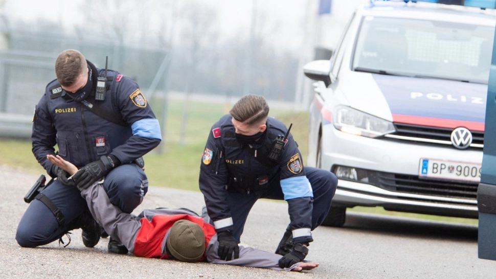 Un adolescent român a făcut dezastru în Austria. 5 răniți și 3 vehicule distruse