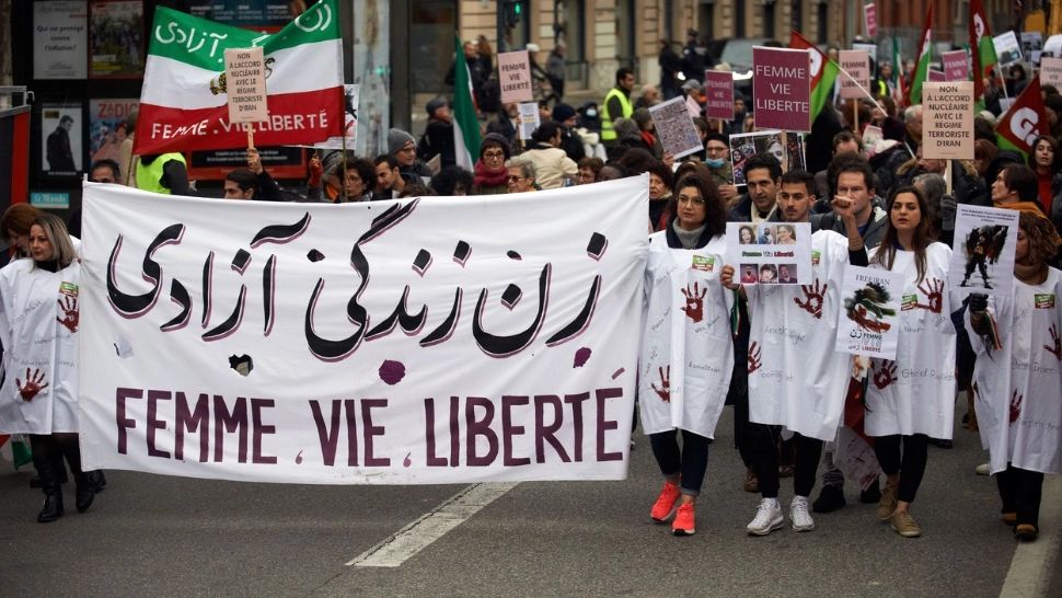 Iran, în pragul unei revoluții. Autoritățile au desființat POLIȚIA MORALĂ, pe fondul protestelor de amploare