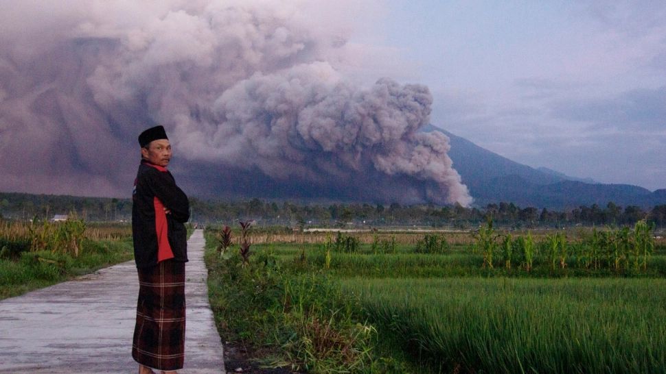 Alertă maximă în Indonezia. Cel mai temut vulcan erupe din nou. În urmă cu un an a provocat o catastrofă