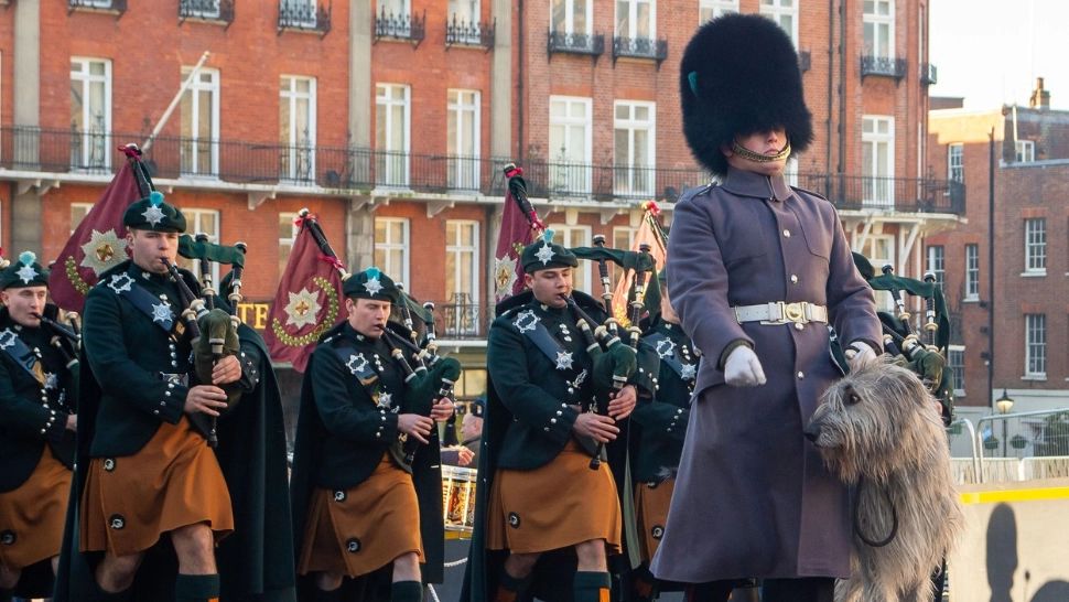 Jos ursul din cap. Scandal legat de căciulile Gărzii Regale britanice