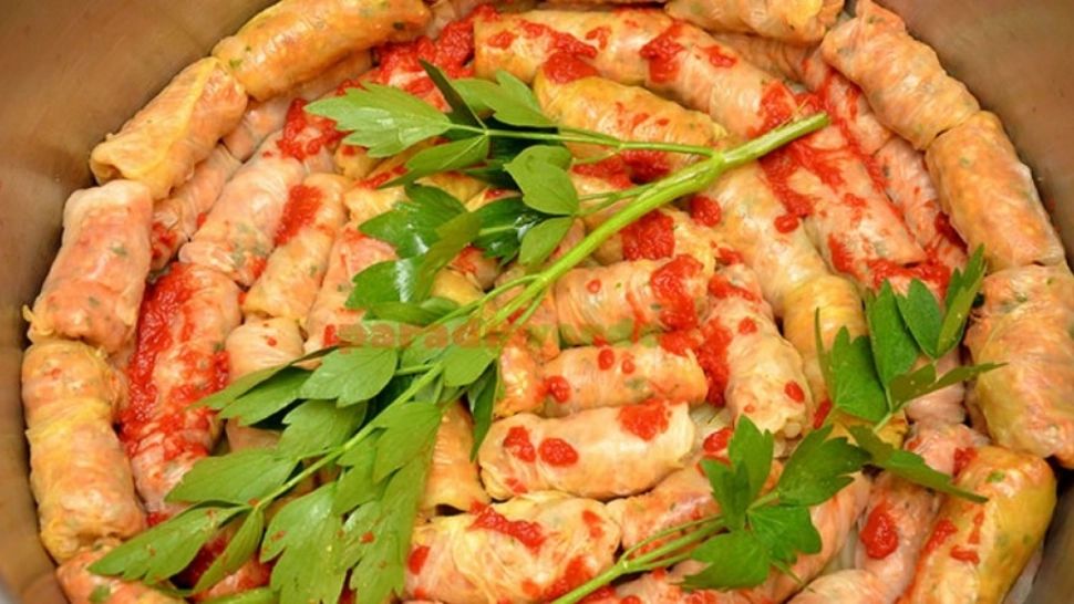 Cum se înfășoară corect sarmalele în foi de varză - trucul bucătarilor cu tradiție. FOTO