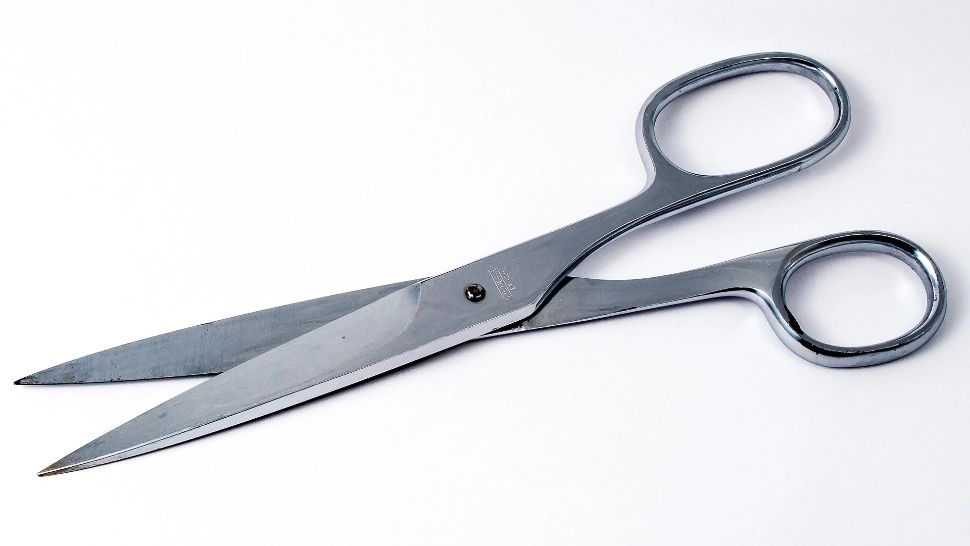 O femeie a încercat să ia bani de la bancă ameninţând funcţionarii cu o foarfecă