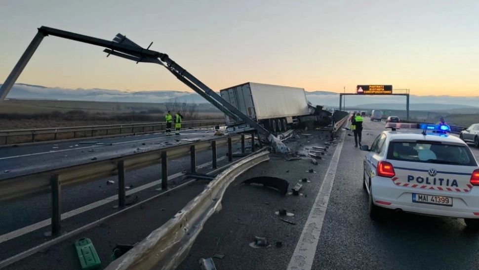 Șofer de TIR mort pe loc, după ce a făcut praf parapetul de pe A1, lângă Sibiu (VIDEO)