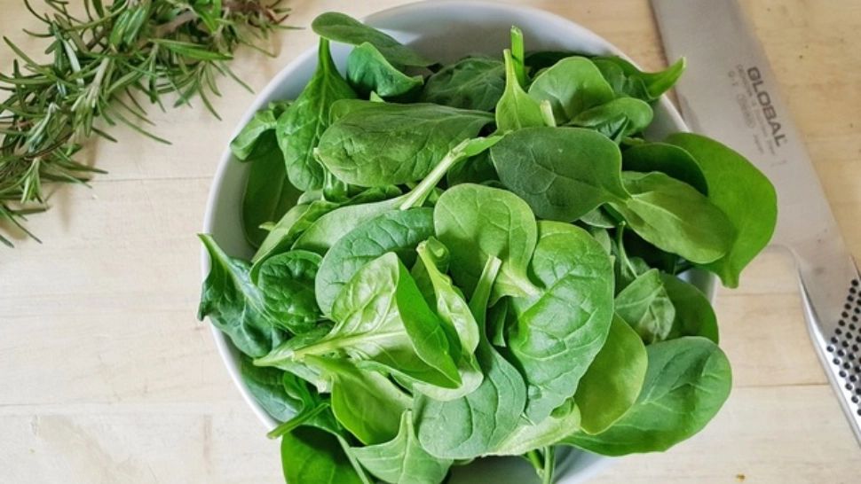 Alertă sanitară: un lot de SPANAC TOXIC a provocat halucinaţii şi delir. Cei care l-au cumpărat, sfătuiți să-l arunce urgent!