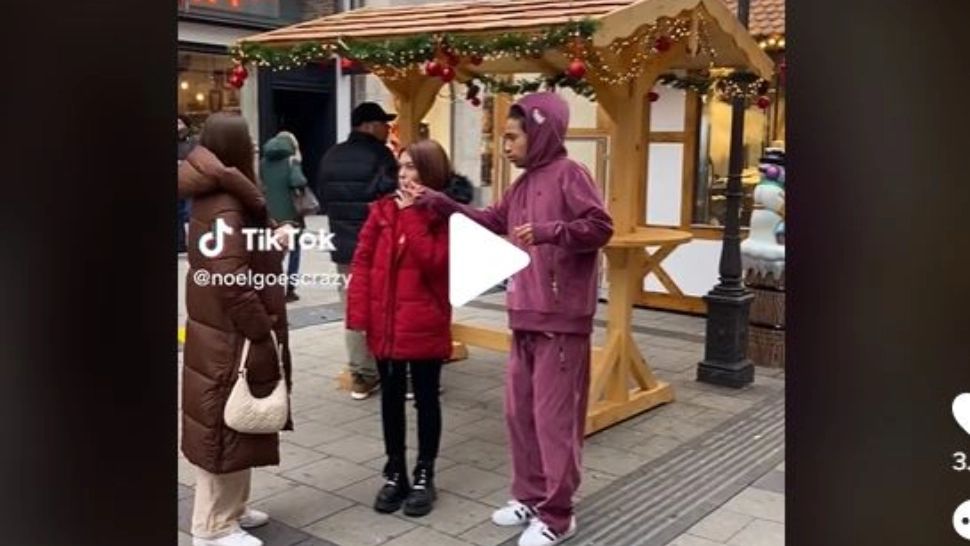 VIDEO – S-a apropiat de o vizitatoare de la Târgul de Crăciun și a făcut un gest scandalos – Totul s-a terminat însă cu bine