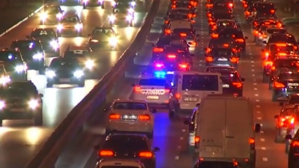 Alunecare de teren pe în zona Comarnic. Trafic restricționat pe DN1