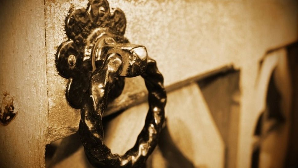 Femeie decapitată, sub ochii soțului, de o poartă metalică luată de vânt