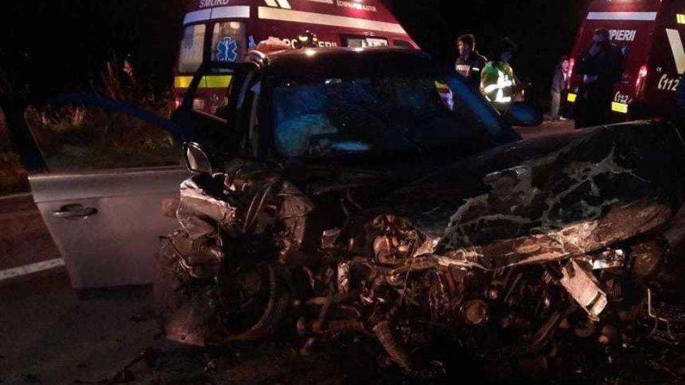 Opt persoane, implicate într-un accident rutier, lângă Timişoara - Patru copii şi doi adulţi au fost transportaţi la spital 