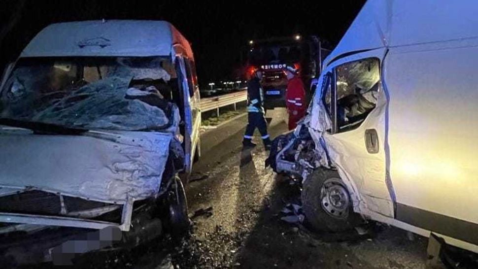 Carambol cu 5 autovehicule în Galaţi. O victimă, în urma coliziunii dintre o ambulanţă, un autobuz şi 3 autoturisme