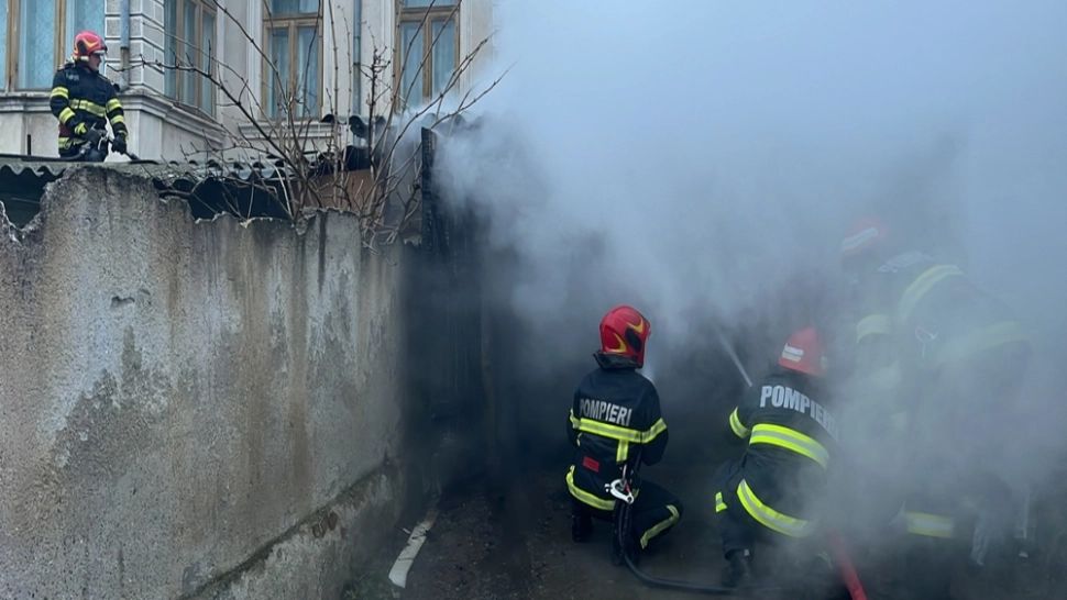 Patru persoane, rănite într-un incendiu, la Aninoasa. Printre victime, și o fetiță de doi ani