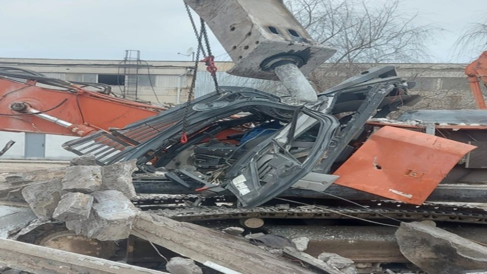 Bărbat, salvat ca prin minune, după ce părți dintr-o construcție s-au prăbușit peste excavatorul în care se afla - GALERIE FOTO