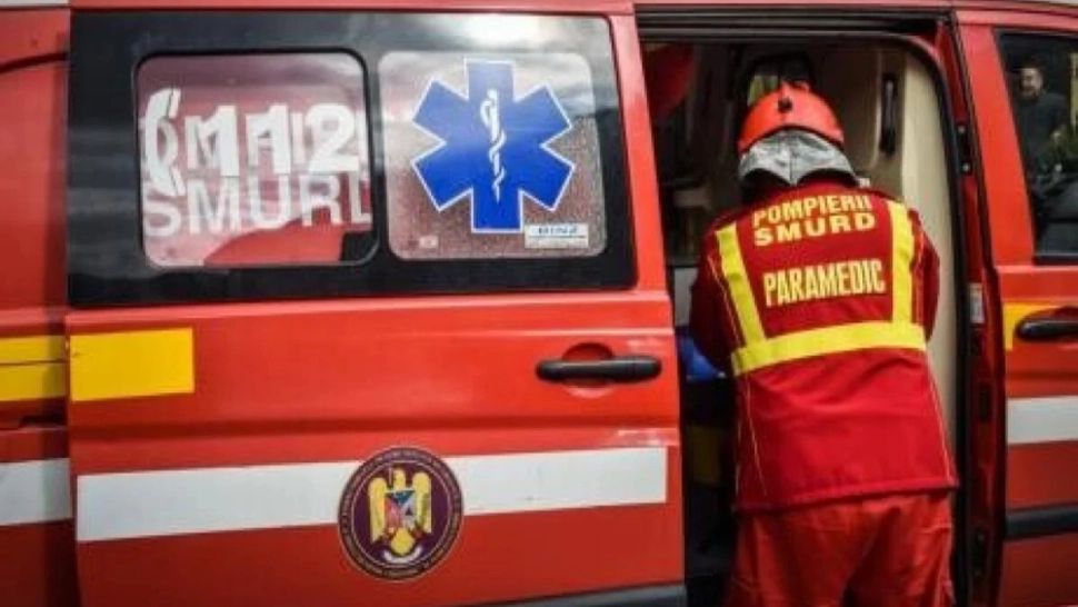 Biciclist lovit de o ambulanţă SMURD care se deplasa spre un caz medical, în județul Cluj. Victima, operată de urgență - ce spun medicii