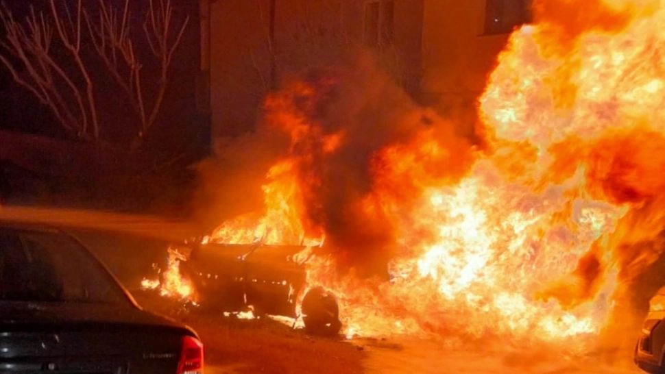 Un autoturism a ars ca o torță într-o parcare din Târgoviște! Alte două mașini și două balcoane ale unui bloc au fost afectate