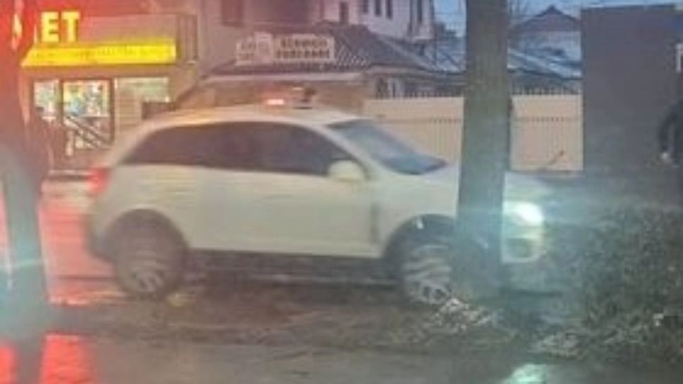 Un bărbat a ieșit cu toporul pe stradă, a tăiat o țeavă de gaze și a aprins focul! Clipe de panică la Focșani: au intervenit luptătorii SAS