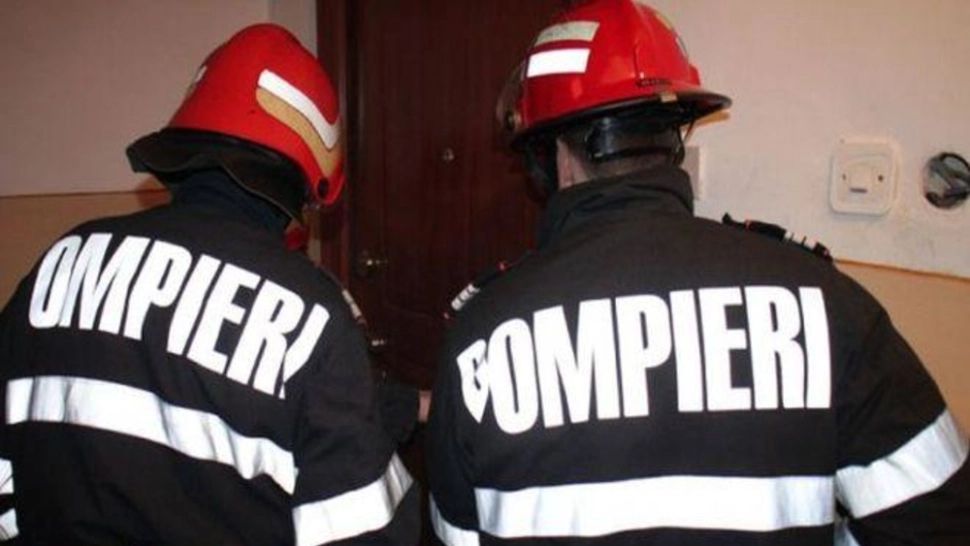 Doi bătrâni, descoperiți fără suflare într-un apartament din Roman! Pompierii au forțat ușa pentru a intra în imobil