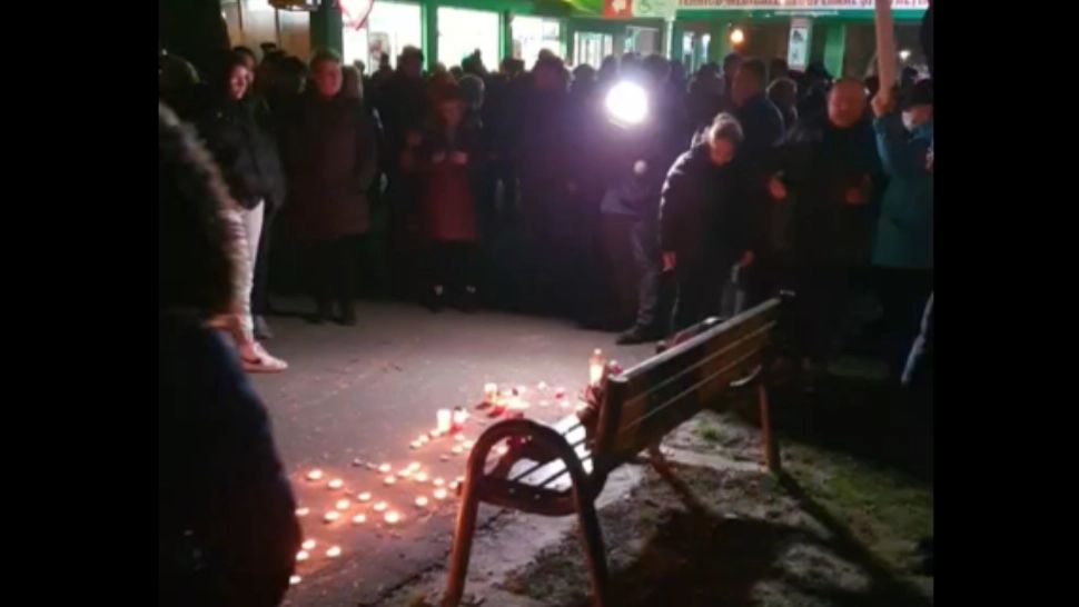 Protest de amploare în faţa UPU Satu Mare, după ce o elevă de 15 ani a murit cu zile! Oamenii cer demisia medicului care a tratat-o - FOTO&VIDEO
