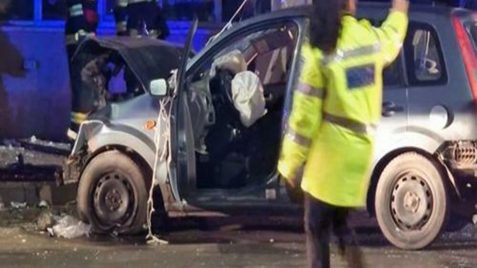 Un autoturism a intrat violent în clădirea unui fast food din Popești Leordeni și s-a oprit în bucătăria acestuia. Doi tineri au ajuns la spital