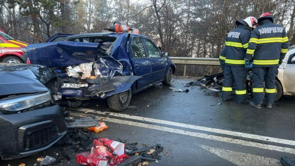 4 adulţi şi un copil, răniţi într-un grav accident de circulație petrecut la intrare în Cluj-Napoca. Imagini șocante - FOTO
