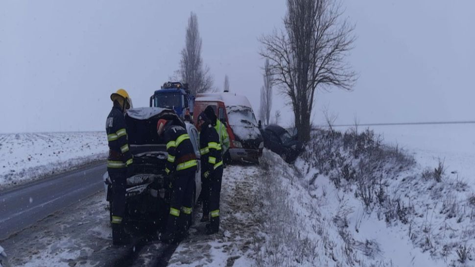 Doi adulți și un copil de 2 ani, răniți într-un accident produs pe șoseaua de centura a Tecuciului! Șoferul vinovat era drogat