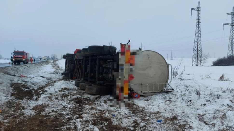  Pericol de EXPLOZIE pe o șosea din Ialomița! Un TIR încărcat cu combustibil s-a răsturnat în urma unui accident: trafic complet blocat - FOTO&VIDEO