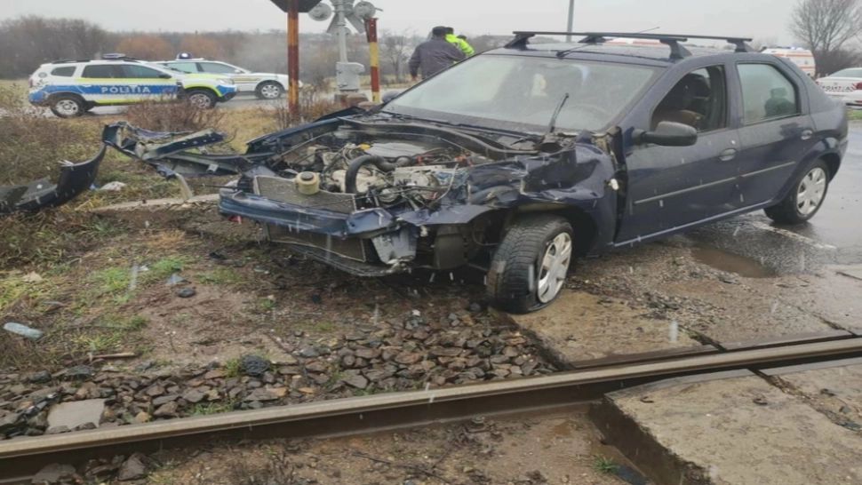 Autoturism lovit de tren, în Olt! Șoferul, amendat și lăsat fără permis după ce a ignorat semnalele de culoare roşie ale semaforului