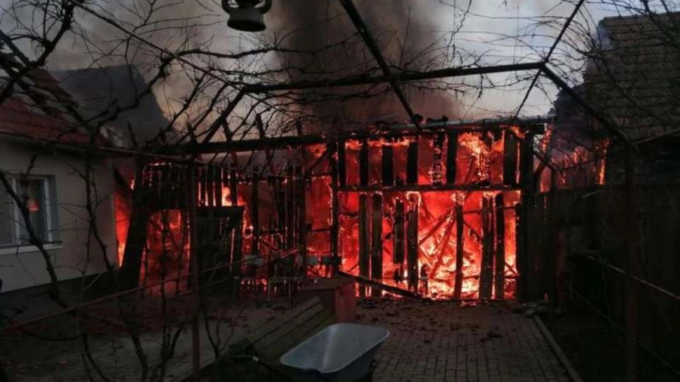 Incendiu de amploare în Sibiu: 3 gospodării, mistuite de flăcări. O femeie a suferit un atac de panică și a fost transportată la spital