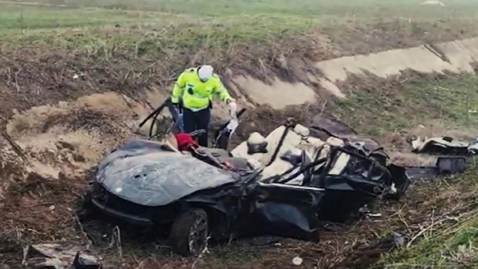 Trei tineri, găsiți morți la câteva ore după ce s-au răsturnat cu mașina într-un șanț! Accidentul, extrem de violent: doi dintre ei, identificați doar după acte