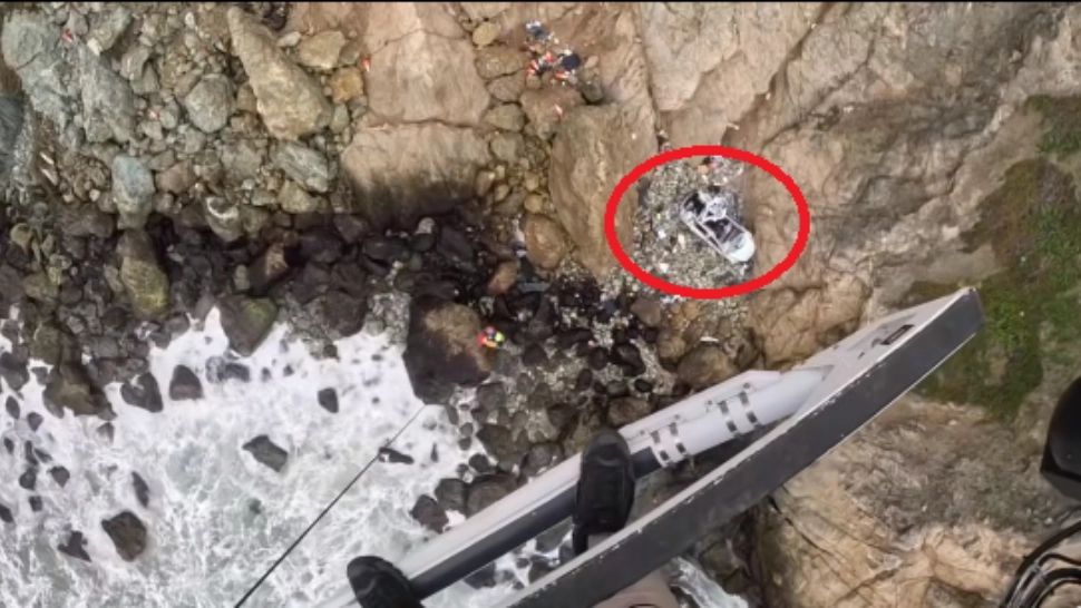 Bărbat, arestat pentru tentativă de omor, după ce ar fi prăbuşit intenţionat de pe o stâncă o maşină cu o femeie şi doi copii înăuntru - VIDEO