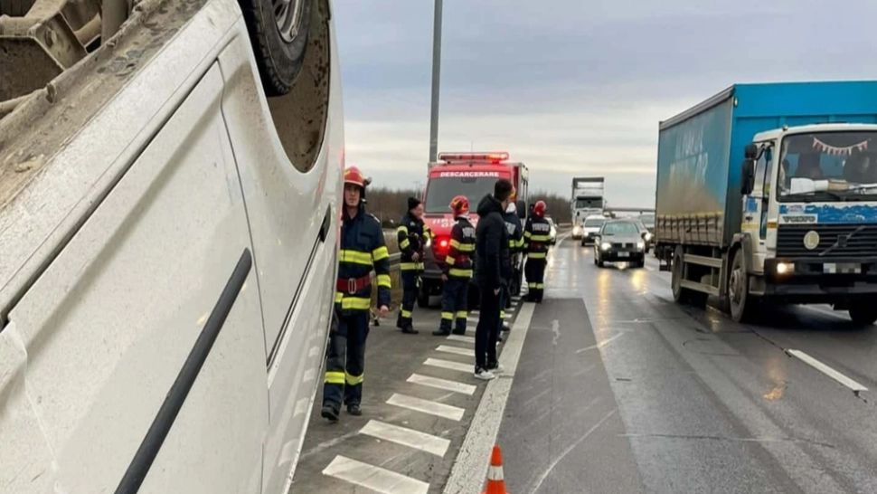 Autoutilitară răsturnată pe șosea după impactul cu un microbuz, pe Autostrada A1 – 3 victime
