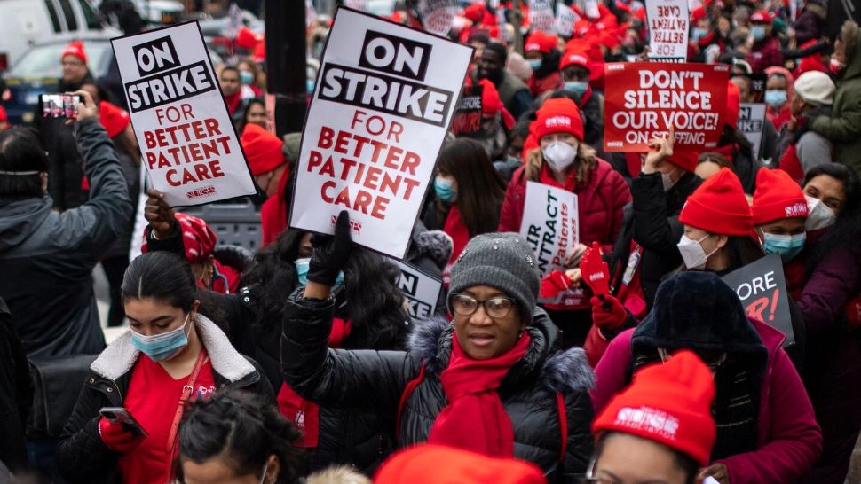 Alertă în spitalele din New York: Peste 7.000 de asistente, în grevă - Protest împotriva burnout și pentru salarii mai mari - VIDEO
