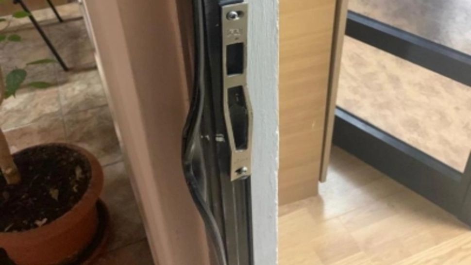 Spargere la Casa Judeţeană de Asigurări de Sănătate Galați! Hoții au forțat un geam termopan și au pătruns în birouri și în caserie