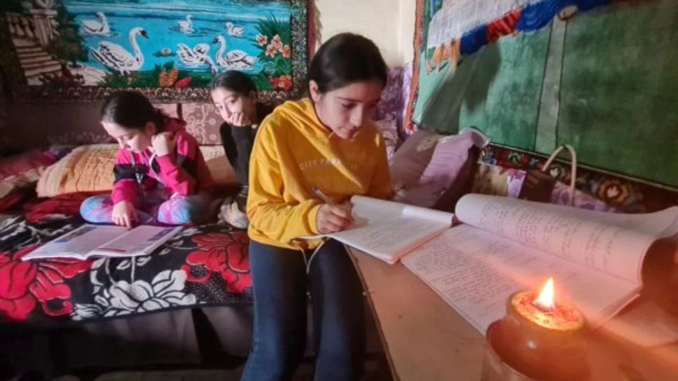 Drama unei familii care trăiește fără curent electric. Trei surori din Botoșani, îşi fac temele la lumina lumânării