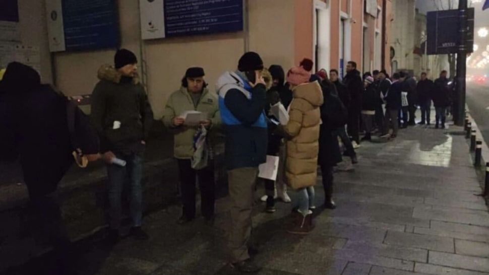 Coadă de sute de persoane la depunerea cererilor pentru un loc de parcare în Cluj-Napoca. Unii oameni au așteptat chiar și 9 ore în fața primăriei - VIDEO