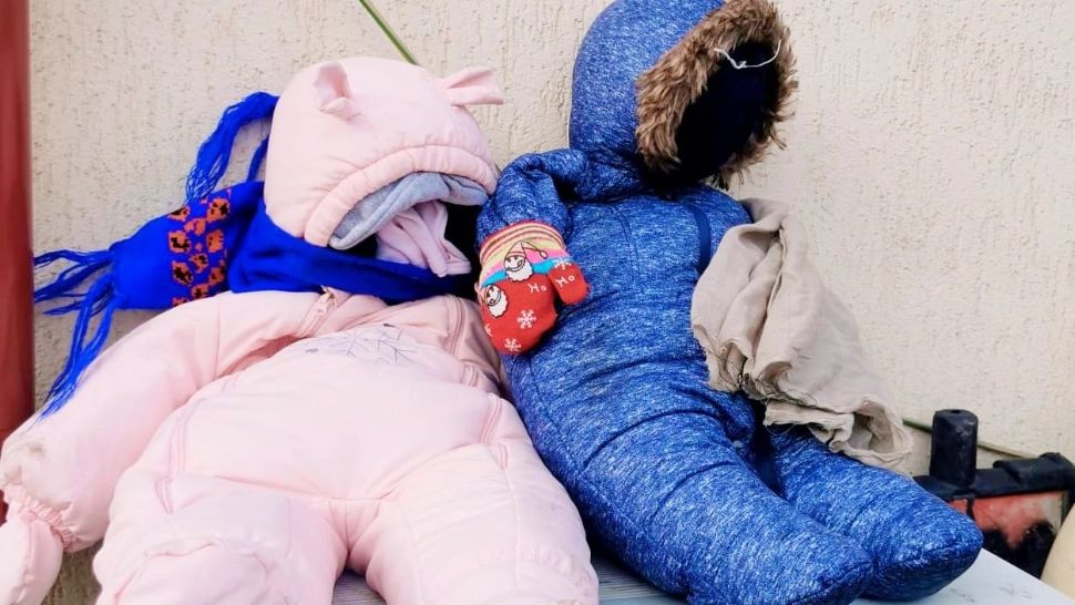 Ce au pățit mai multe cerșetoare cu păpuși din cârpe, din Capitală, care cereau bani pentru lapte praf