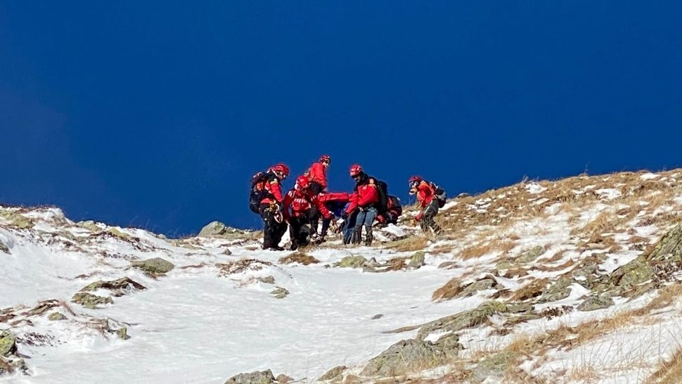 Un jandarm de 31 de ani a murit după ce a căzut într-o râpă de 300 de metri în Parâng