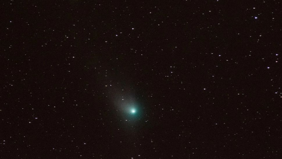 Cometa verde, fotografiată pe cerul României - Cometa e vizibilă o dată la 50.000 de ani