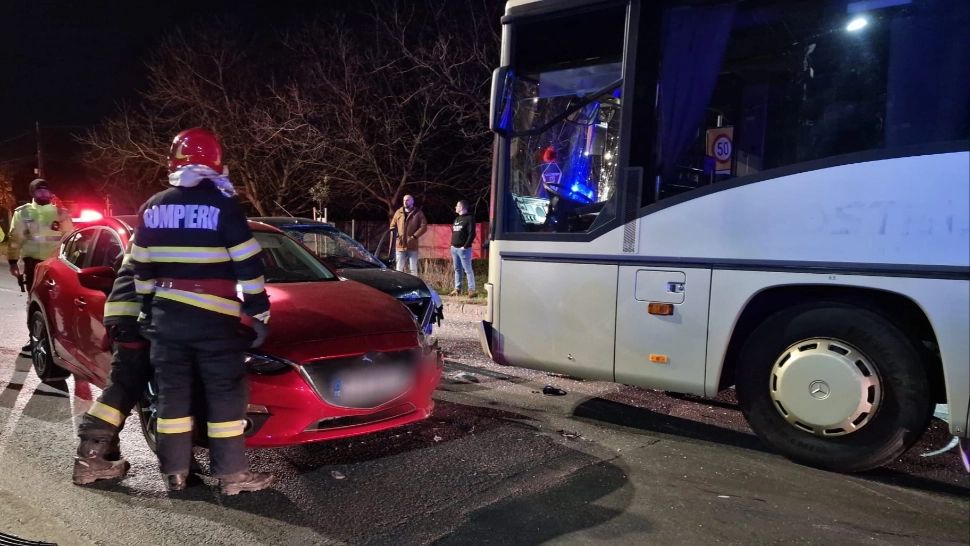 Accident între un autobuz şi două autoturisme, în Arad. O femeie a fost rănită şi transportată la spital - FOTO