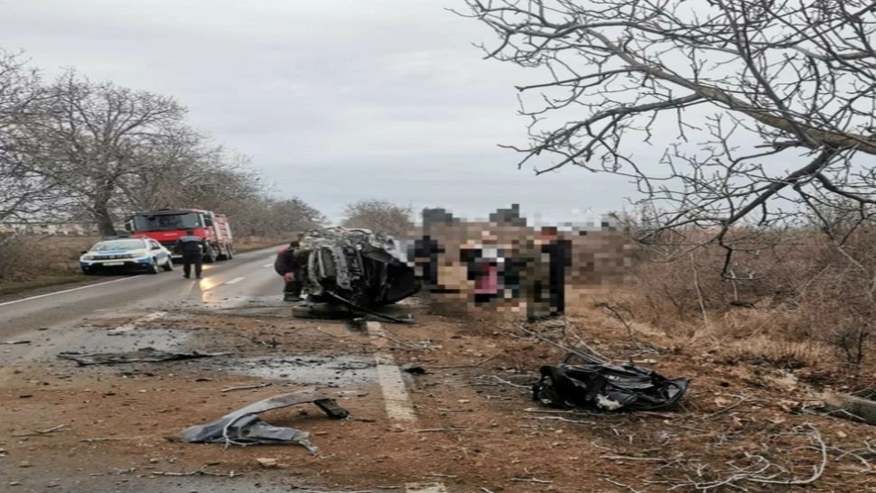 Accident teribil în Tulcea: O femeie din Ucraina și cei doi copii mici ai săi, aproape de moarte după ce s-a izbit cu mașina de un copac - FOTO