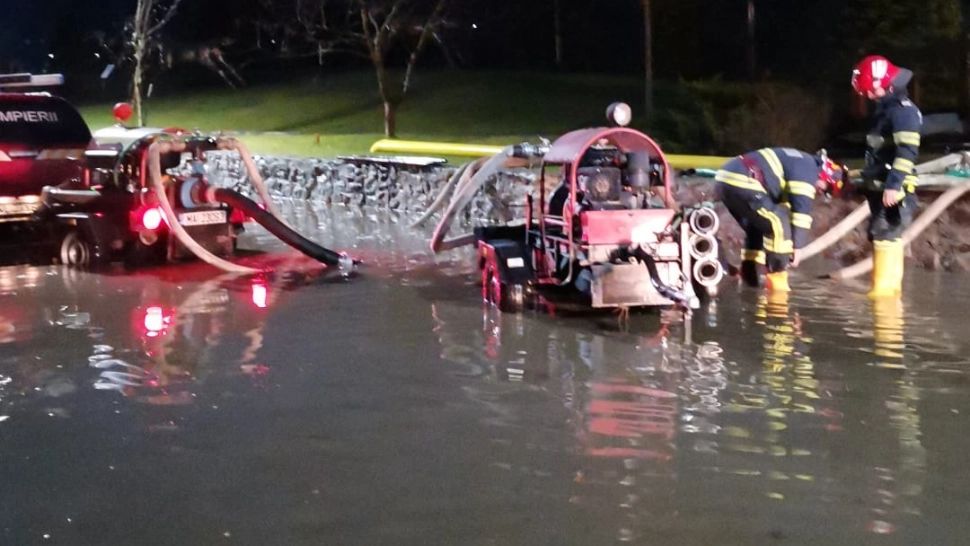 INUNDAȚII în zona Călimănești: Apă de peste jumătate de metru pe șosea - Trafic blocat - Intervenția pompierilor - FOTO&VIDEO