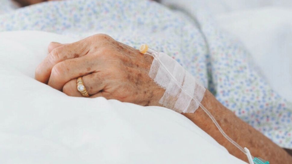 O femeie și-a împușcat mortal soțul bolnav, în stadiu terminal, într-un spital. Detalii șocante din anchetă