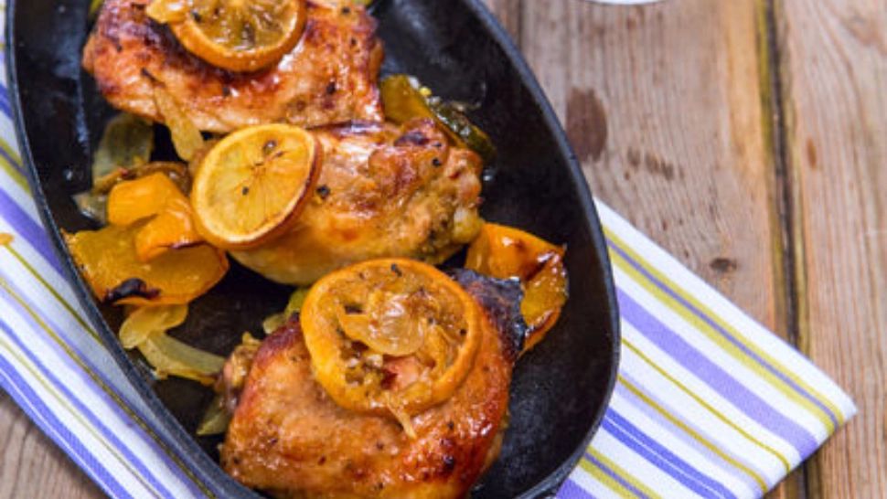 Masa pentru întreaga familie, într-o tavă: friptură de pui și garnitură la cuptor