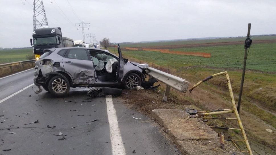 Ciocnire violentă în Cuza Vodă, Dâmbovița: 3 VICTIME, 2 mașini implicate - Intervenție urgentă la locul accidentului - FOTO