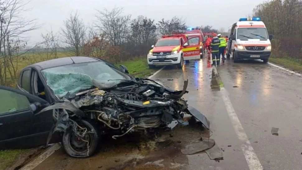 Accident cumplit în Argeş! 5 răniţi, între care 2 copii, după ce două autoturisme s-au ciocnit violent - FOTO